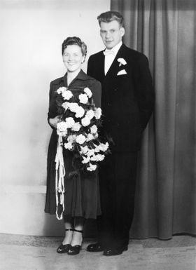 Jan Johan Langeland Hess Andersen giftet seg med Gunda Mostue.