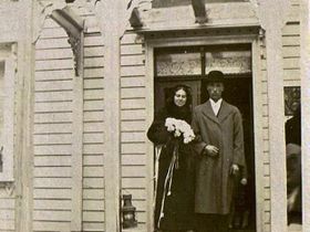 Altanen. På bildet ser vi at deler av altanen er fjernet da Hans Våge og Johanna Hess giftet seg på 1930 tallet.