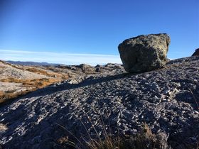Langs stien til Store Steinen. Det ligger igjen flere store steiner på fjellet etter siste istiden.